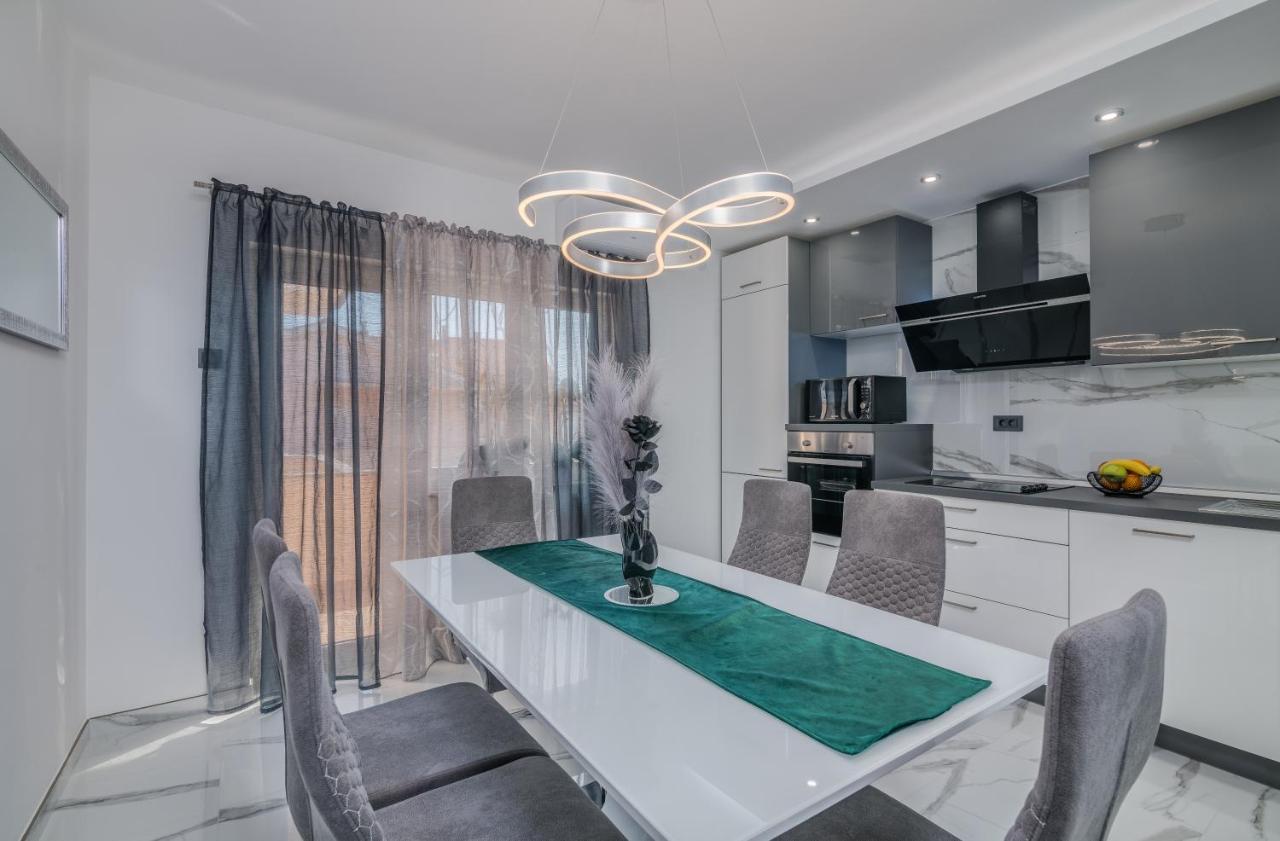 Apartman Luxury Lure Кърк Екстериор снимка